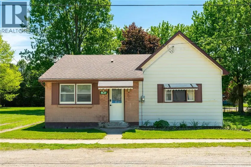 Detached at 8007 RAILROAD LINE, Brooke-Alvinston