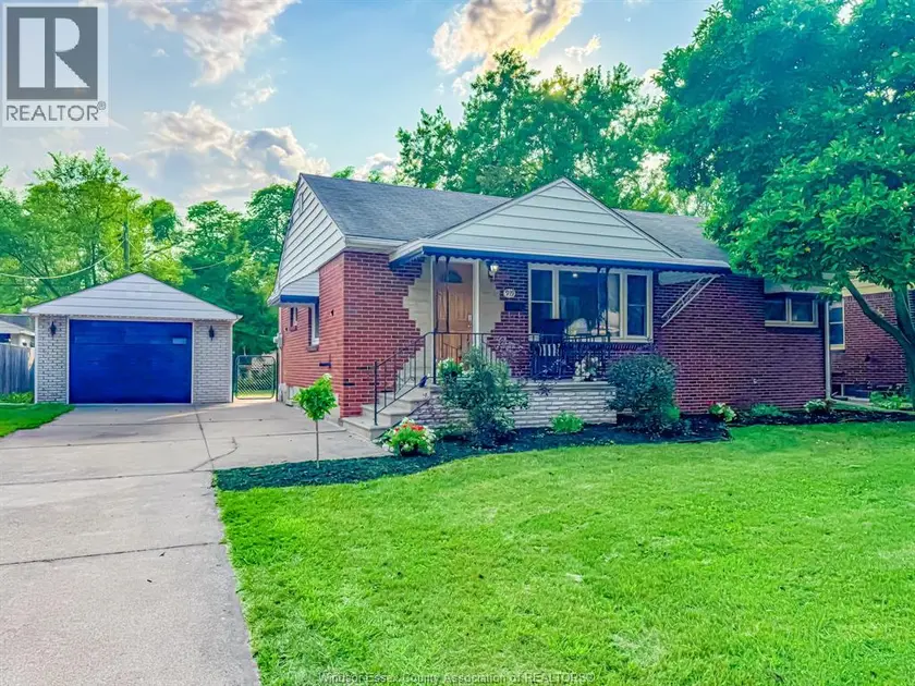 Detached at 979 BELLEPERCHE PLACE, Windsor