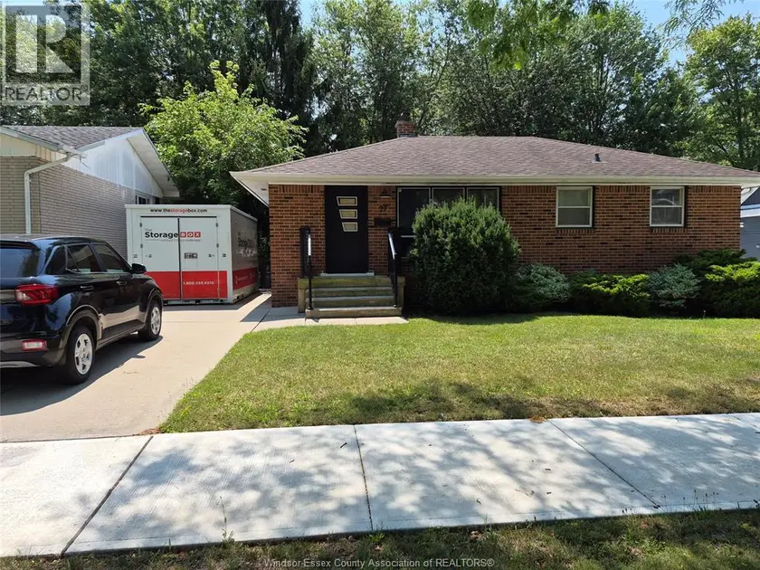 Detached at 27 Horwath AVENUE, Kingsville