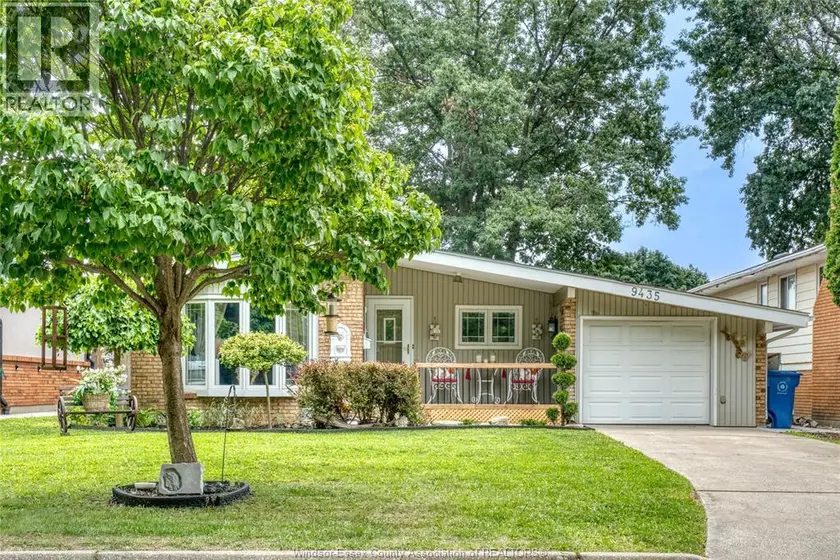 Detached at 9435 RIDGE ROAD, Windsor