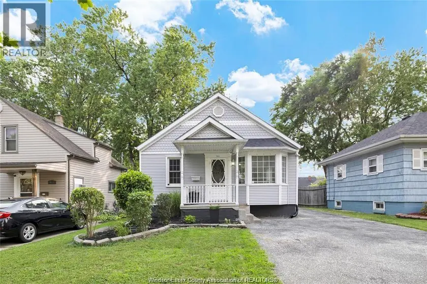 Detached at 911 JEFFERSON BOULEVARD, Windsor