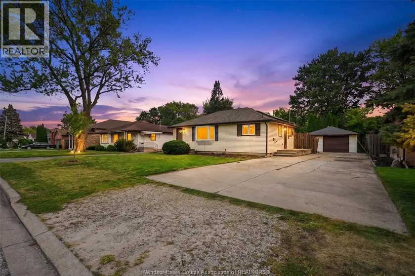 Detached at 2733 LLOYD GEORGE BOULEVARD, Windsor