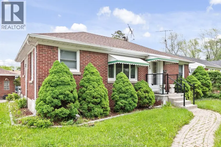 Detached at 3200 LONGFELLOW AVENUE, Windsor