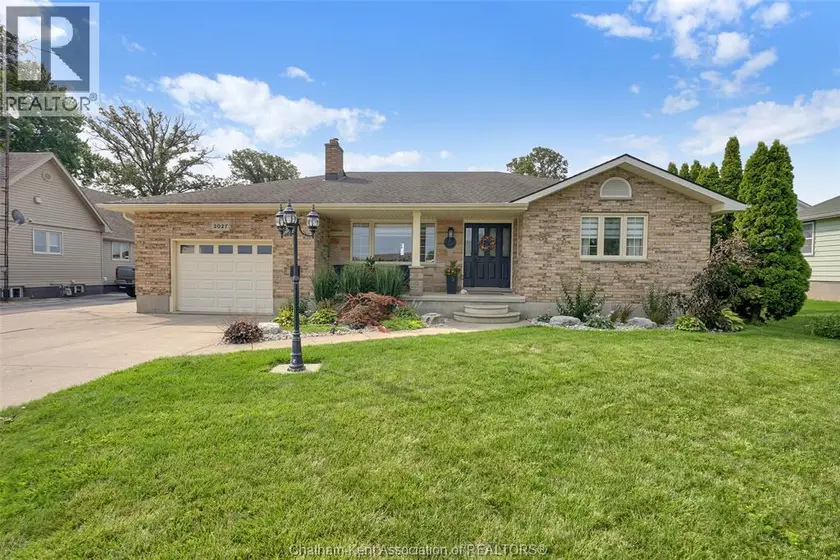 Detached at 2027 Dufferin AVENUE, Wallaceburg