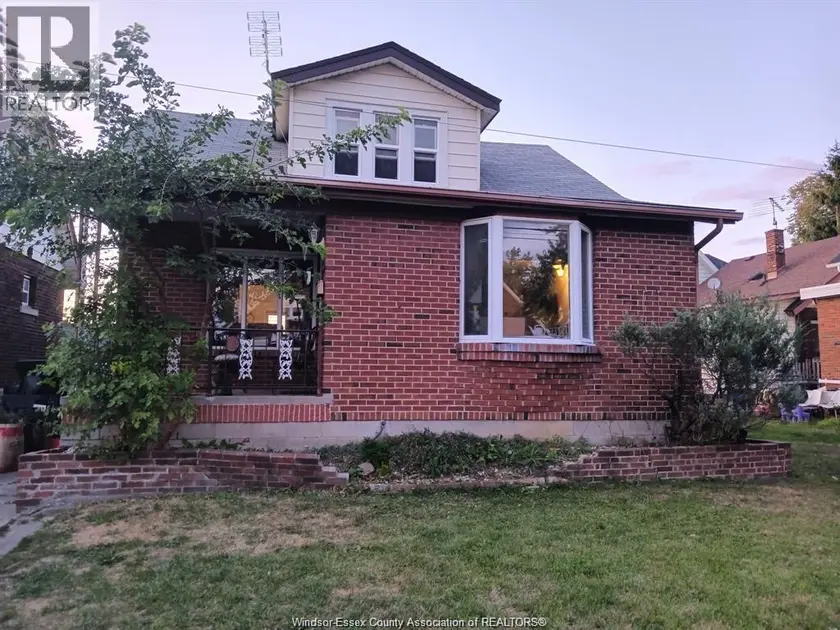 Detached at 1066 SHEPHERD, Windsor