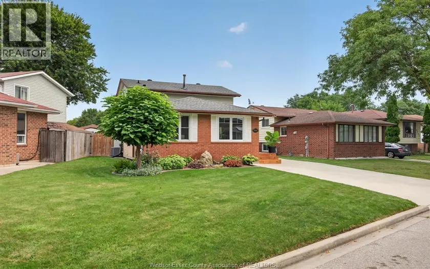 Detached at 9535 AVERY LANE, Windsor