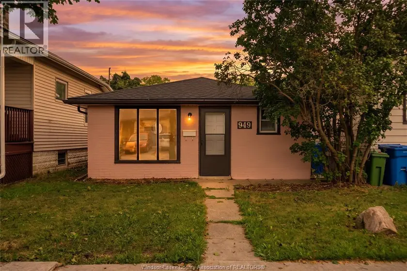 Detached at 949 ELLROSE AVENUE, Windsor