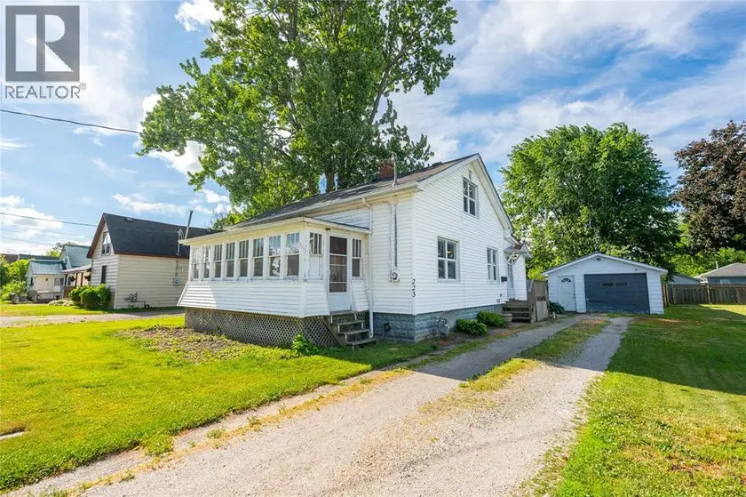 Detached at 223 King STREET, Wallaceburg