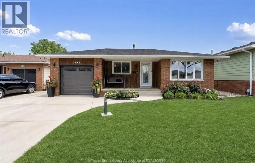 Detached at 9335 ESPLANADE, Windsor