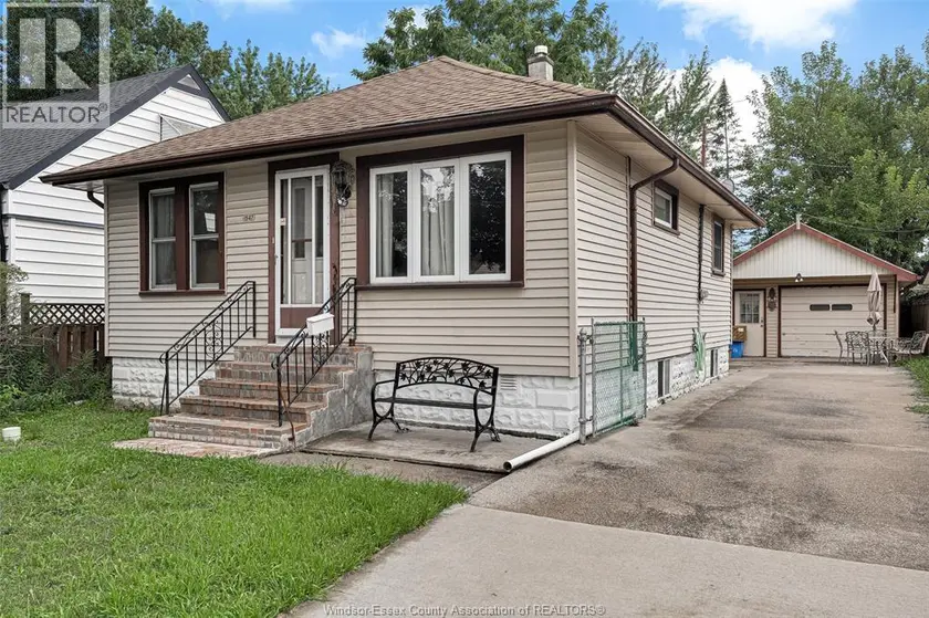 Detached at 1547 ELLROSE AVENUE, Windsor