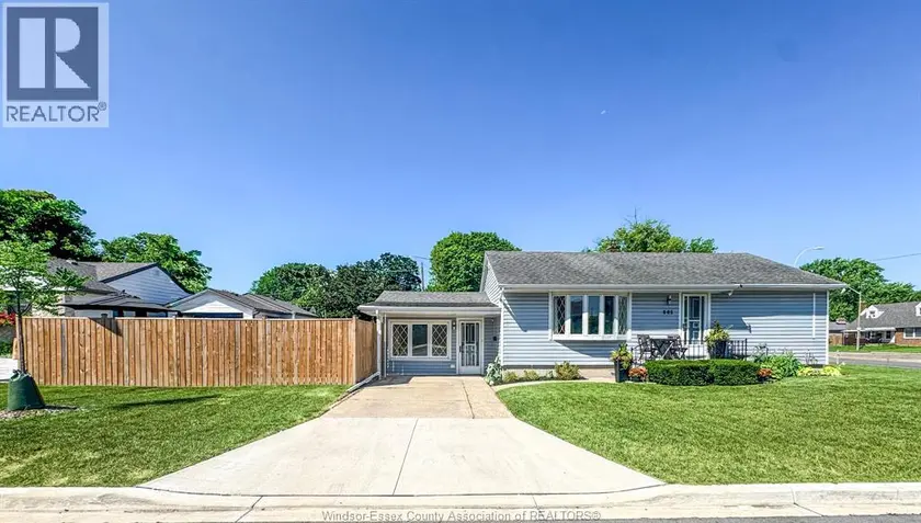 Detached at 805 MATTHEW BRADY, Windsor