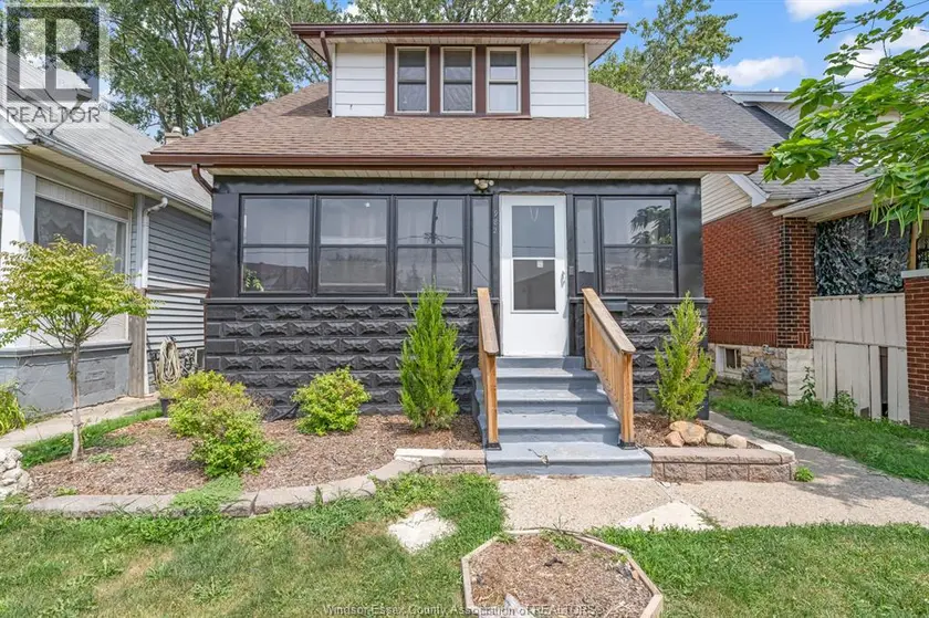 Detached at 982 ELM AVENUE, Windsor