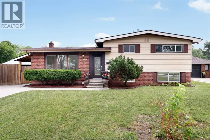 Detached at 4100 MOUNT ROYAL, Windsor