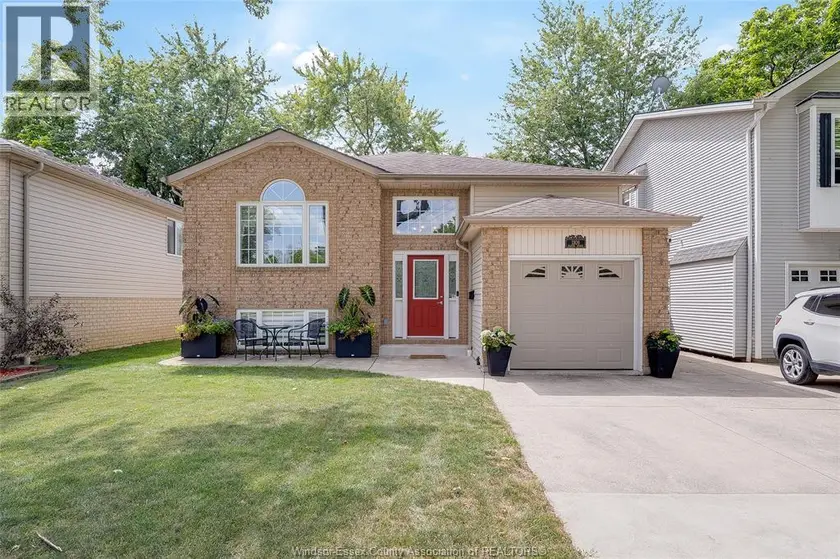 Detached at 1309 ELLROSE, Windsor