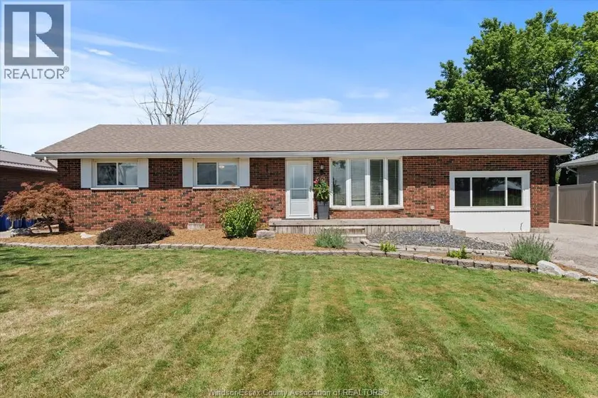 Detached at 561 COUNTY RD 2, Lakeshore