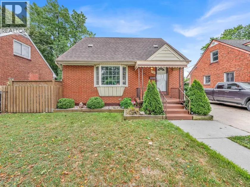 Detached at 2187 GIRARDOT, Windsor