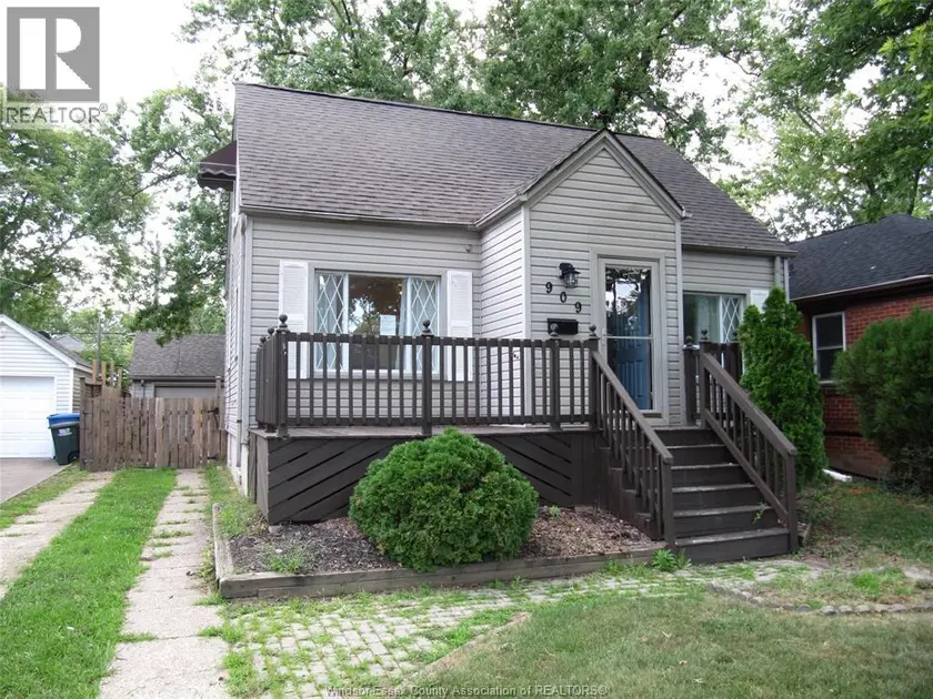 Detached at 909 St. Marys, Windsor