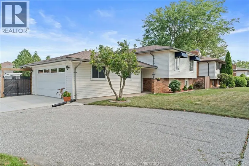 Detached at 2402 St. Alphonse AVENUE, Tecumseh