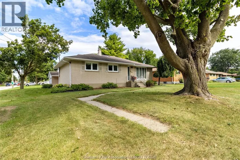 Detached at 199 TWEEDSMUIR AVENUE East, Chatham