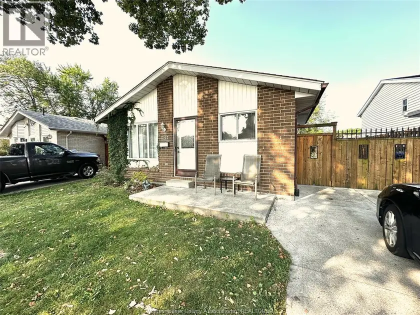 Detached at 3217 AURORA, Windsor