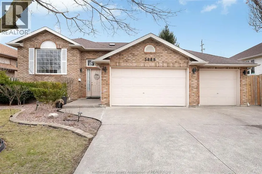 Detached at 3888 ARISTOTLE CRESCENT, Windsor