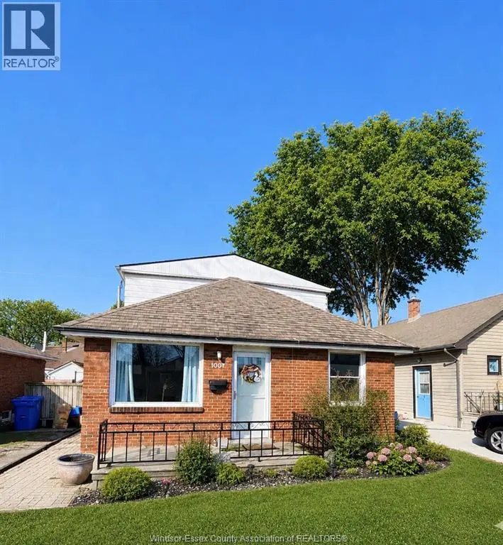 Detached at 1067 ST. LOUIS, Windsor