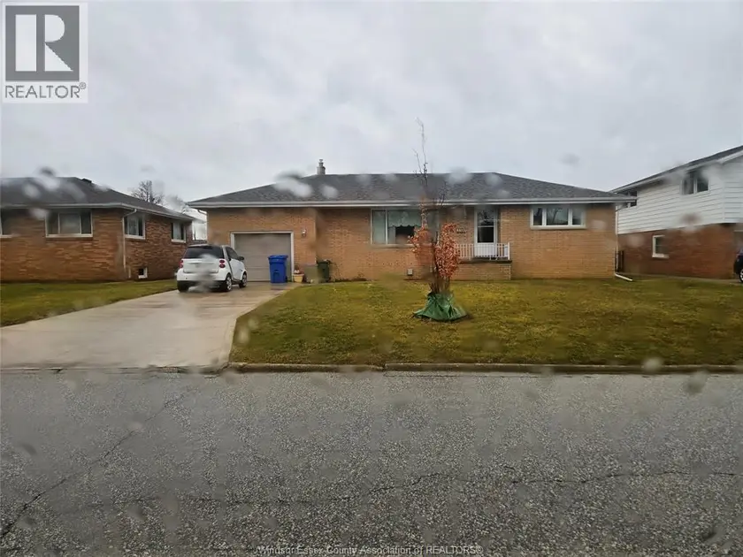 Detached at 2381 LEONARD, Windsor