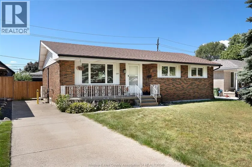 Detached at 1237 HOMEDALE, Windsor