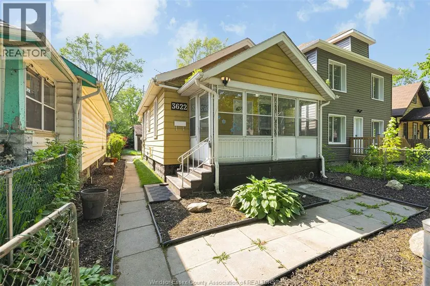 Detached at 3622 QUEEN, Windsor