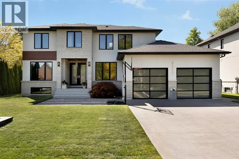 Detached at 4395 Centre Lake, Windsor