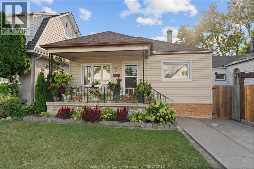 Detached at 931 LILLIAN AVENUE, Windsor