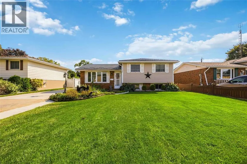 Detached at 819 WELLINGTON STREET, Sarnia