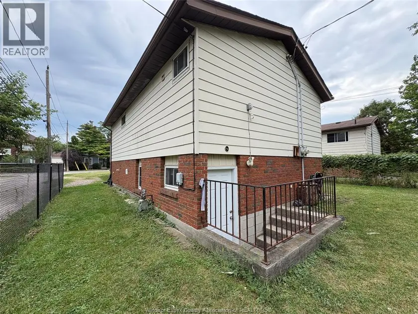 Detached at 327 CURRY, Windsor