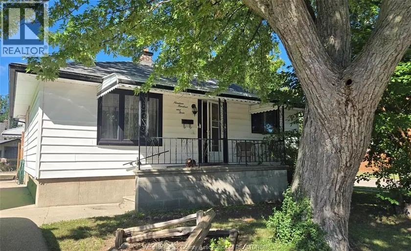 Detached at 1903 ELLROSE AVENUE, Windsor