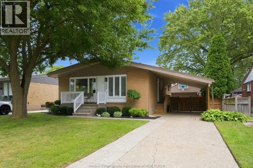 Detached at 1208 BELLEPERCHE, Windsor