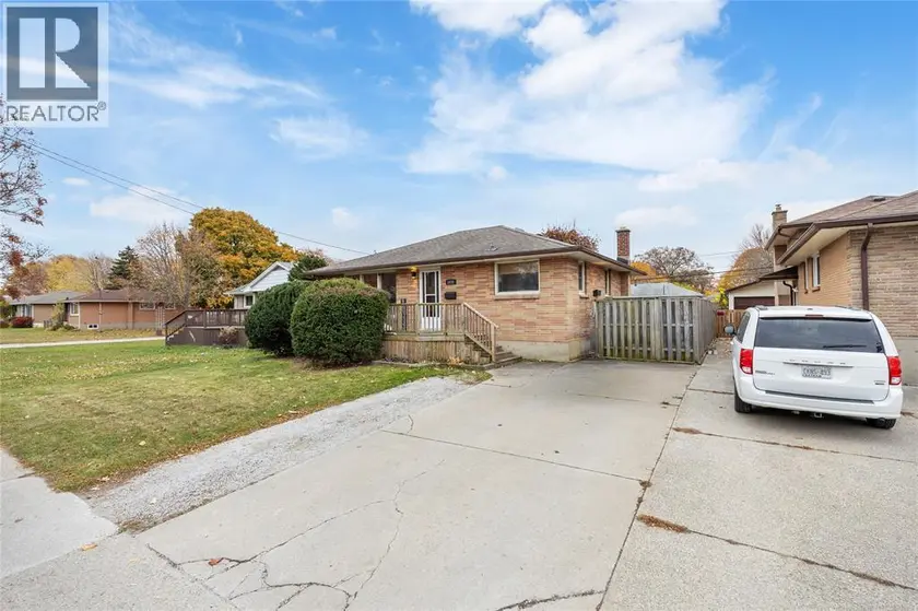 Detached at 1035 WELLINGTON STREET, Sarnia