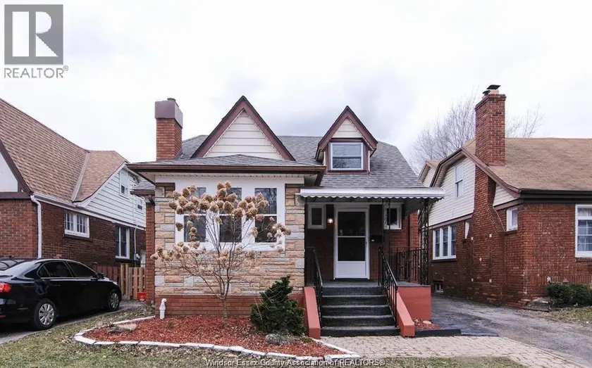 Detached at 2995 Randolph AVENUE, Windsor