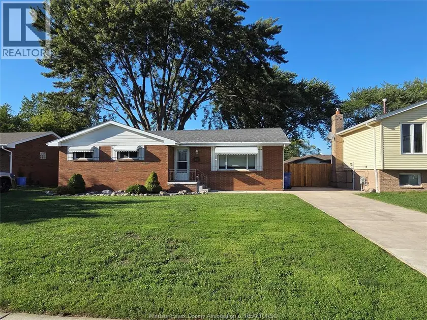 Detached at 399 ST. PETER STREET, Lakeshore