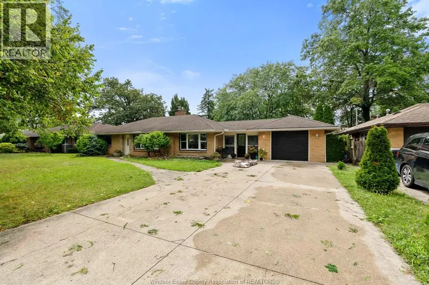 Detached at 2725 BUCKINGHAM DRIVE, Windsor