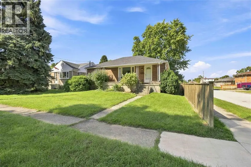 Detached at 721 WILLIAM AVENUE, Sarnia