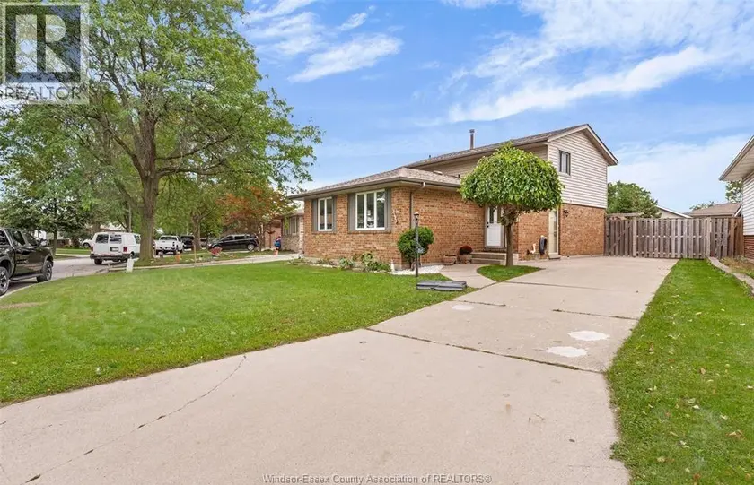 Detached at 9597 AVERY LANE Unit# UPPER, Windsor