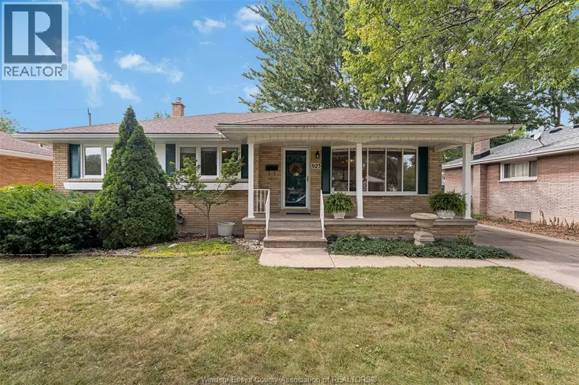 Detached at 923 GREENDALE DRIVE, Windsor