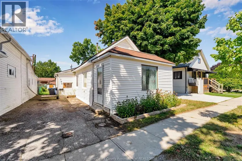 Detached at 198 BROCK, Amherstburg