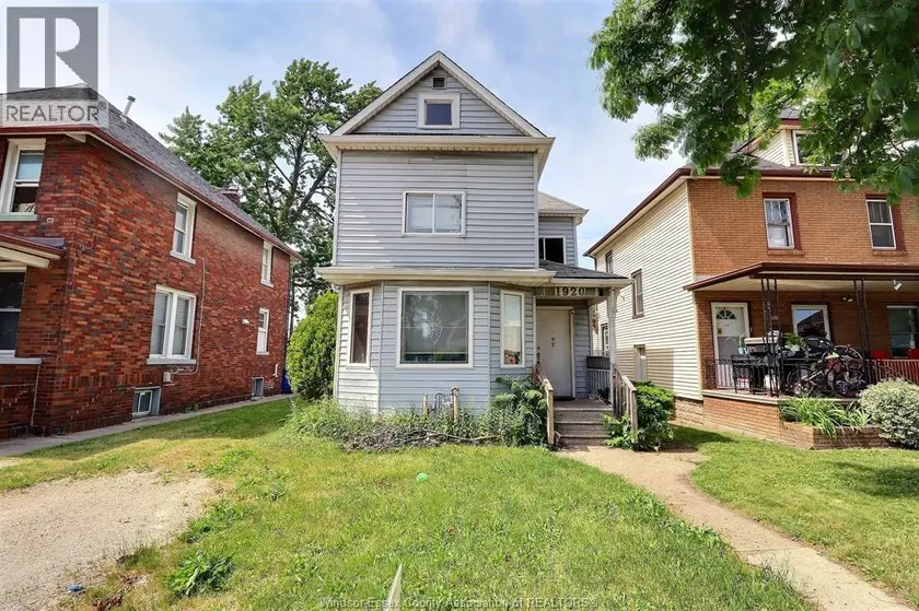 Detached at 1920 UNIVERSITY AVENUE West, Windsor