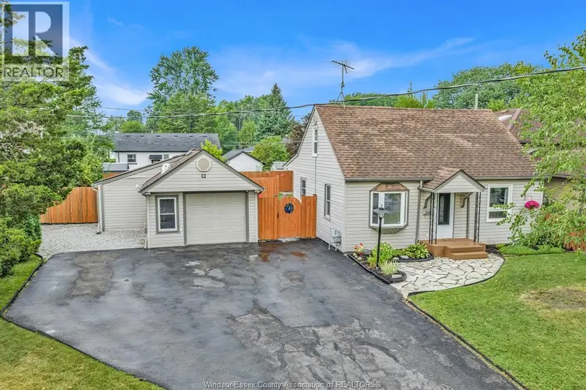 Detached at 2583 BERNARD, Windsor