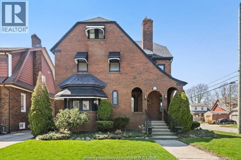 Detached at 2203 VICTORIA, Windsor