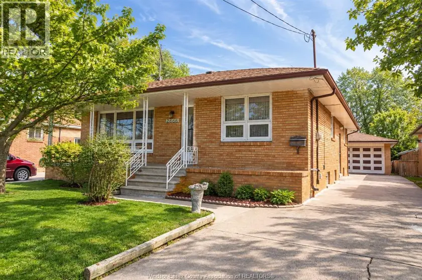 Detached at 2666 JOS ST. LOUIS, Windsor