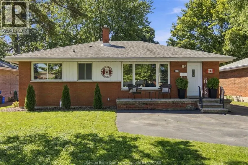 Detached at 1035 RIVERDALE, Windsor