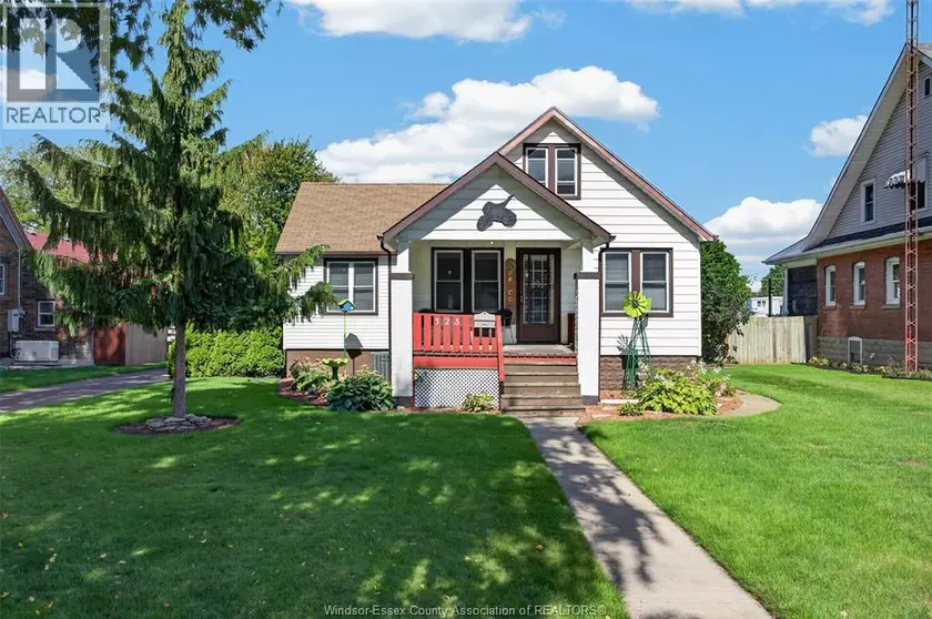 Detached at 319-323 WALLACE STREET, Wallaceburg