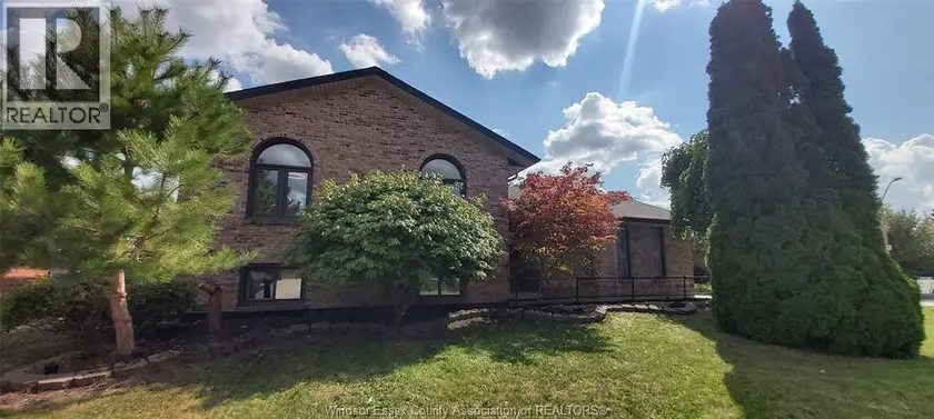 Detached at 8339 KINGSTON CRESCENT, Windsor